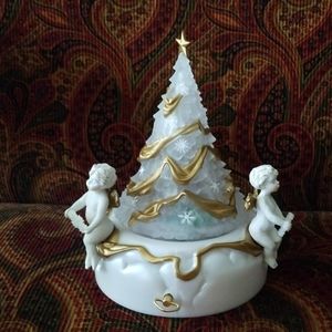 3 ANGELES MUSICAL CHRISTMAS TREE